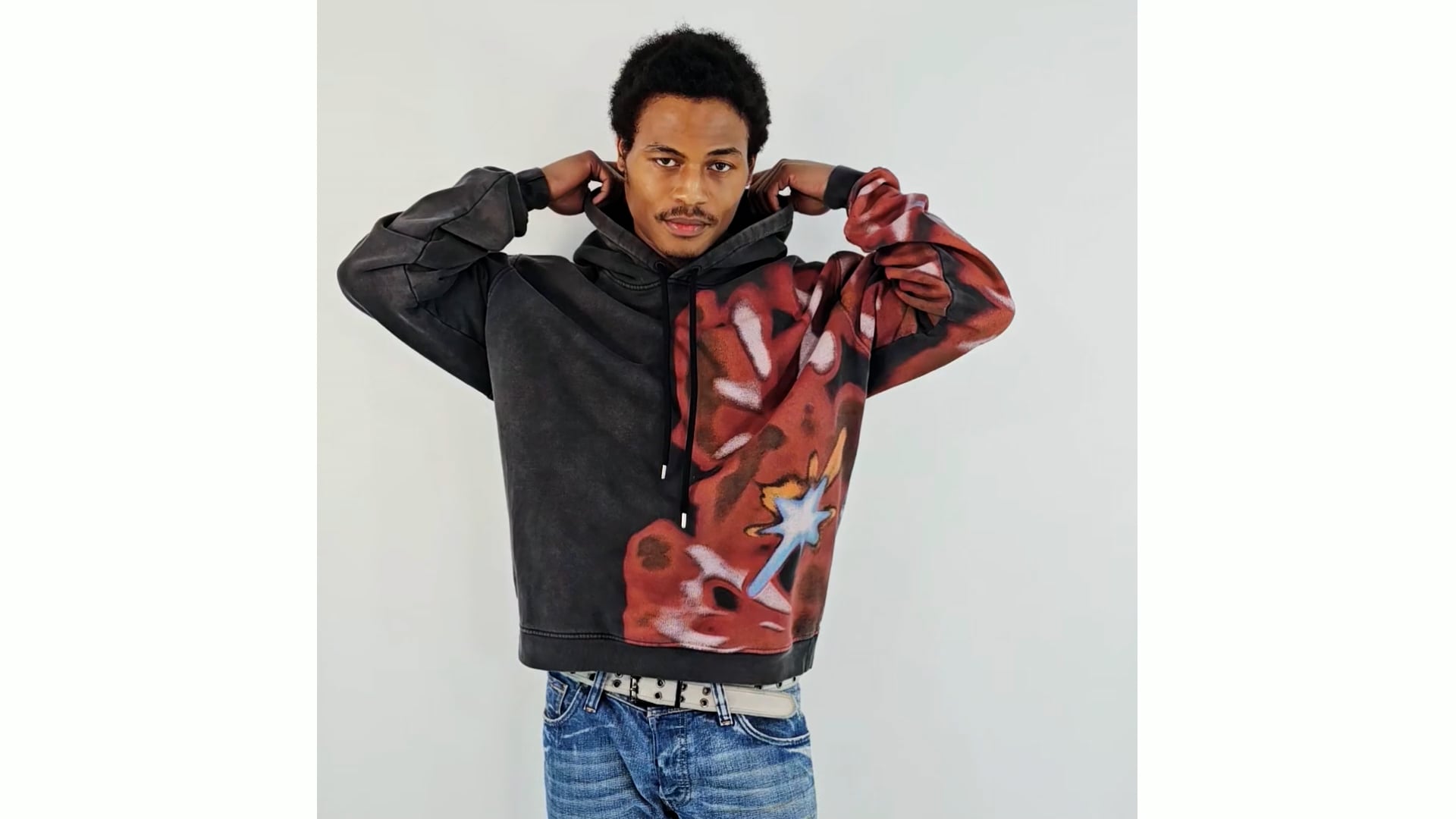 アンブッシュ  BMBB028F23FLE001 グラフィックパーカー メンズ XL Ambush Men's Black Graphic-Print Cotton Hoodie, Size Small