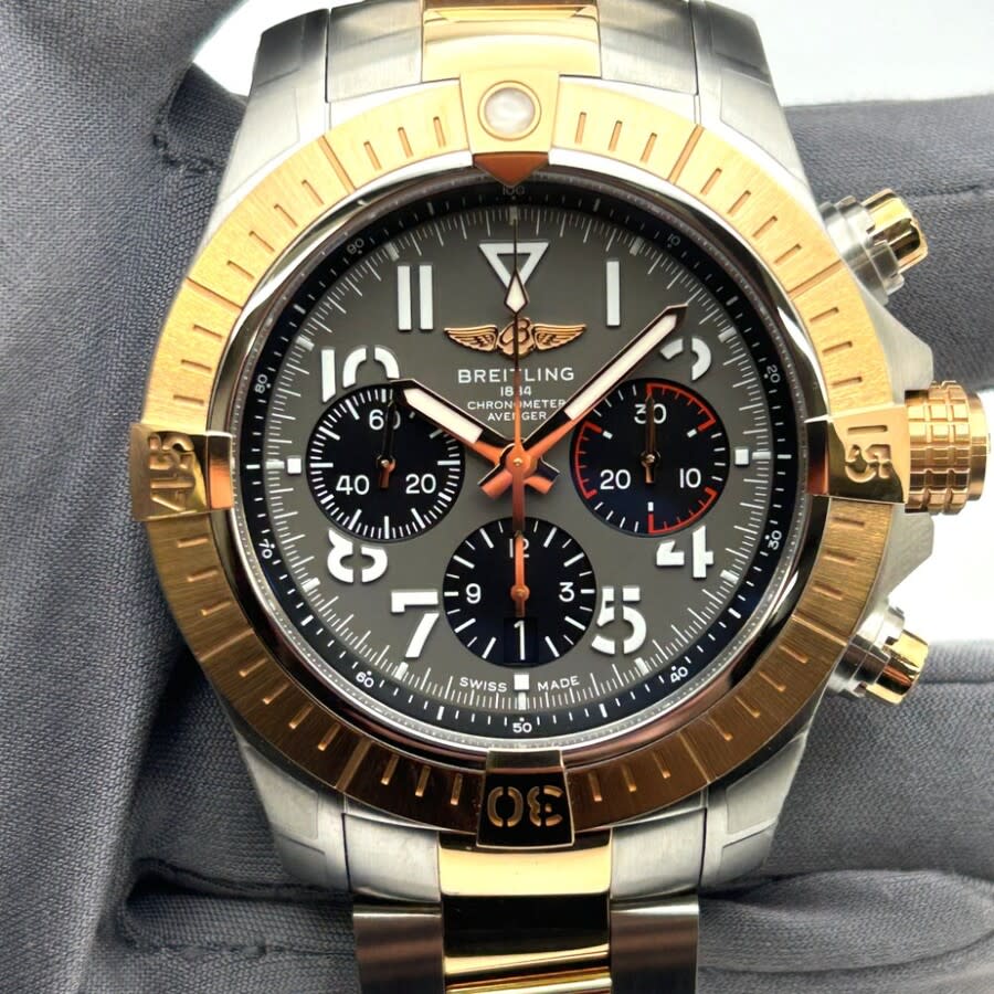 Breitling Avenger B01 Chronograph Automatic Chronometer Grey Dial Men's Watch UB01821A1B1U1