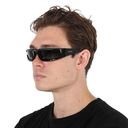 PRADA キャットアイサンクラス PRA25S 1AB5S0 Prada Dark Grey Wrap Men's Sunglasses PR 25YS 1AB5S0 63