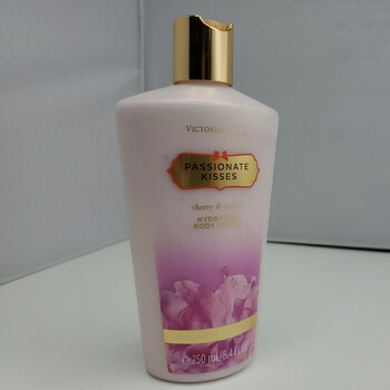 Victoria's Secret Ladies Passionate Kisses Lotion 8.4 oz Fragrances 667529327201