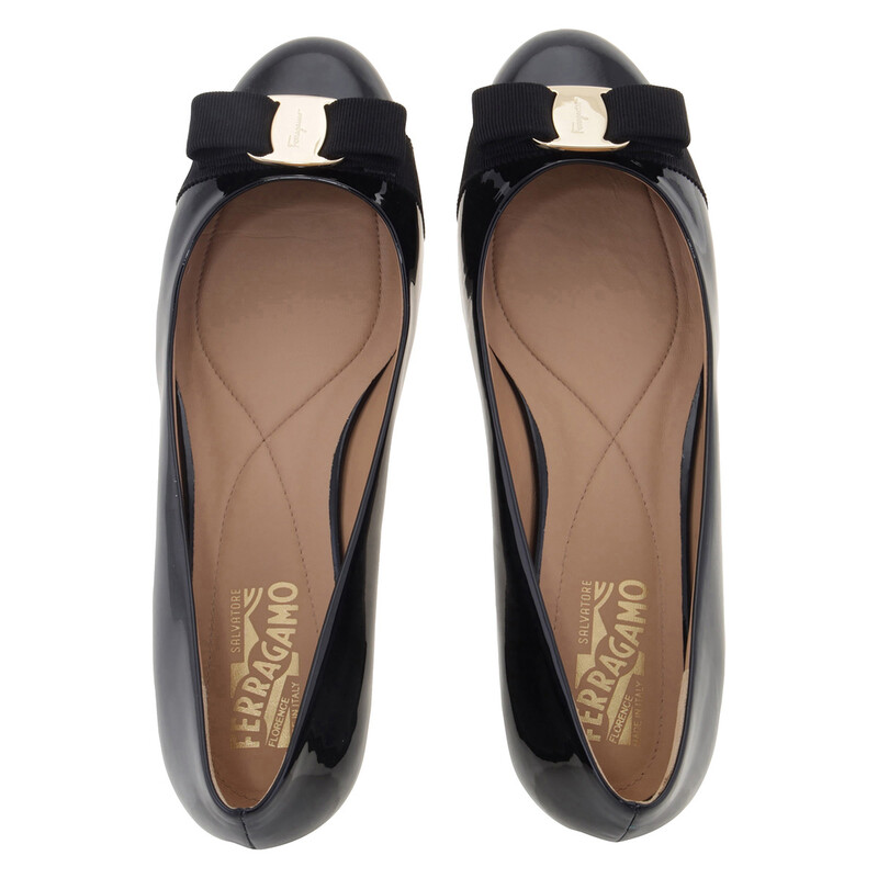 Salvatore Ferragamo VARA 17 ブラック Ferragamo Ladies Black Patent Vara Bow Ballerina Shoes