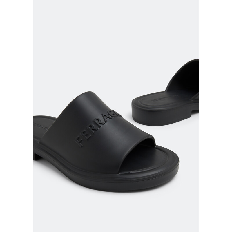 Ferragamo ブラック オープントゥ ミュール Ferragamo Men's Black Logo-Embossed Slip-On Sandals, Size 6 021678