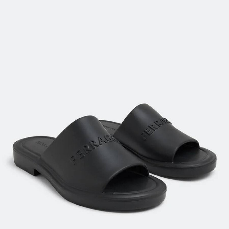 Ferragamo ブラック オープントゥ ミュール Ferragamo Men's Black Logo-Embossed Slip-On Sandals, Size 6 021678