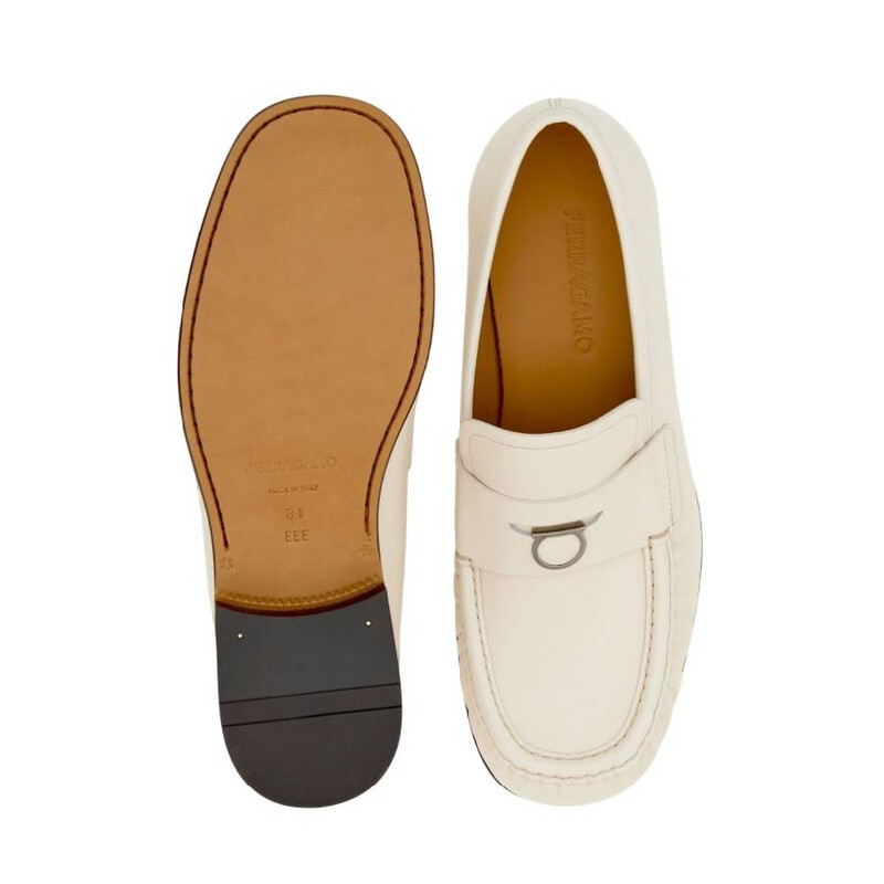 【美品】Ferragamo 羊革 スリングバック パンプス アイボリー6D Ferragamo Slip-On Leather Delmo Loafers, Size 8 EE 023606 773581