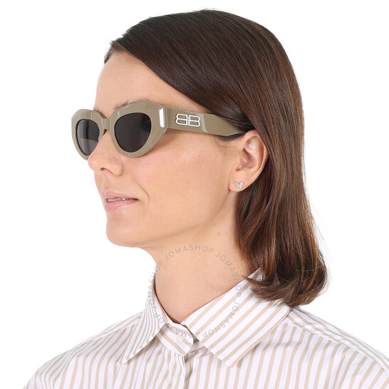 BALENCIAGA キャットアイサンクラス BB0236S 004 Balenciaga Grey Cat Eye Ladies Sunglasses BB0236S 004 52